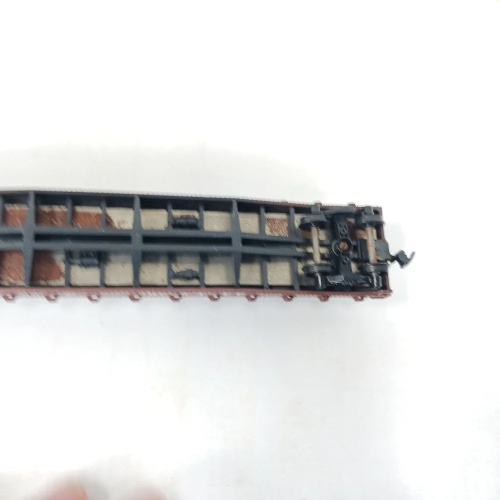 HO Scale Santa Fe ATSF 93302 Flat Car with 7 Cable Spool Loads Brown Railcar
